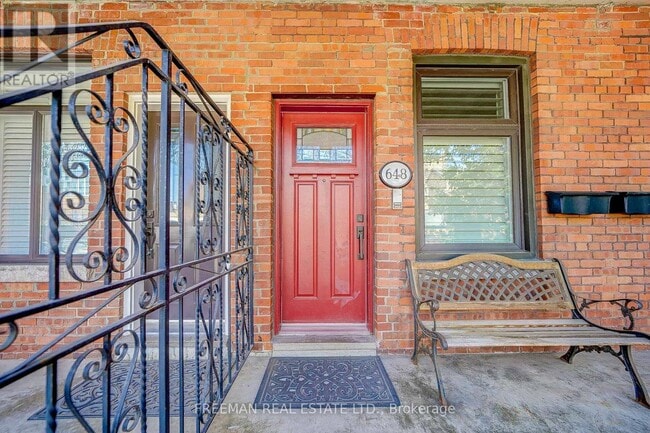 Building Photo - 648 Markham St
