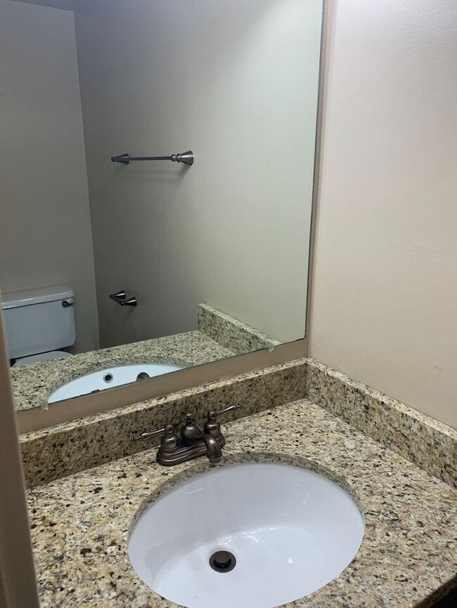 Building Photo - Spacious 2 Bed 1.5 Bath Townhome in Murray...