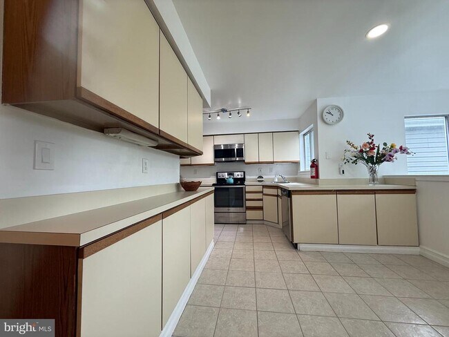 Building Photo - 828 Chanticleer