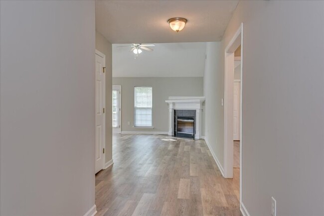 Building Photo - 610 Lory Ln