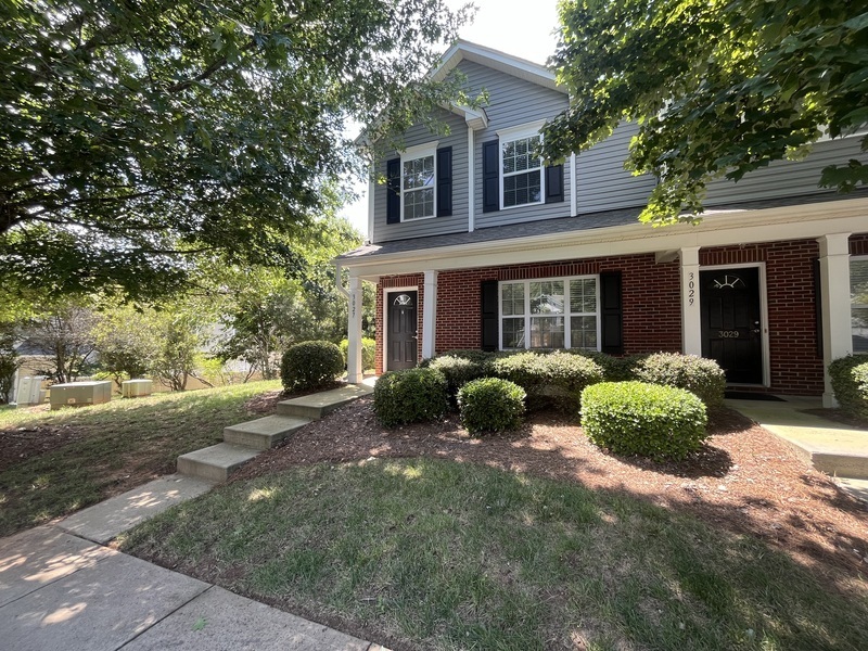 Foto principal - 3027 Summerfield Ridge Ln