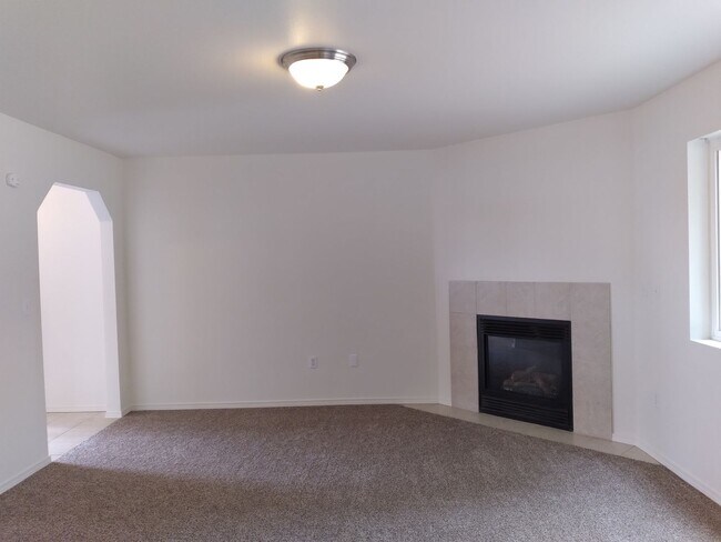 Foto del edificio - Charming 3-Bed Duplex with 2.5 Baths & 1600 Sq Ft - Prime Tacoma Location!