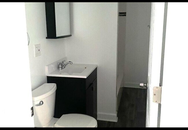 Building Photo - 1 bedroom in Chicago IL 60657