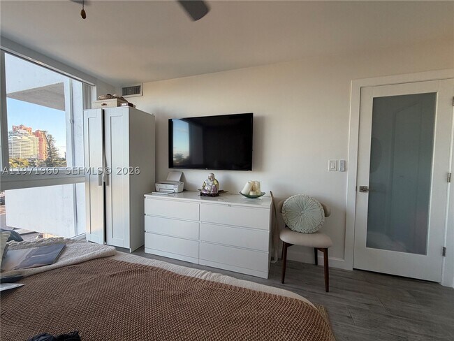 Foto del edificio - 2715 N Ocean Blvd