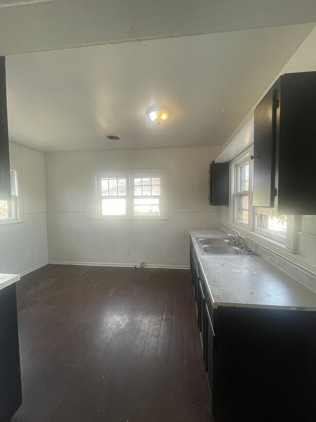 Foto del edificio - 2 bedroom 1 bath available now