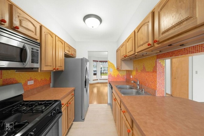 Building Photo - 1555 N Gatewood Ave