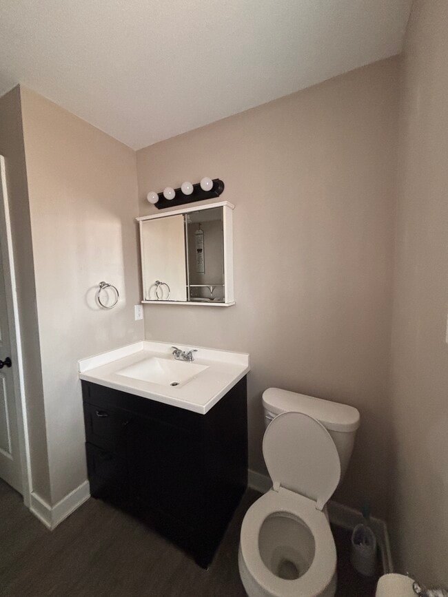 Baño - 84 Curtice St E