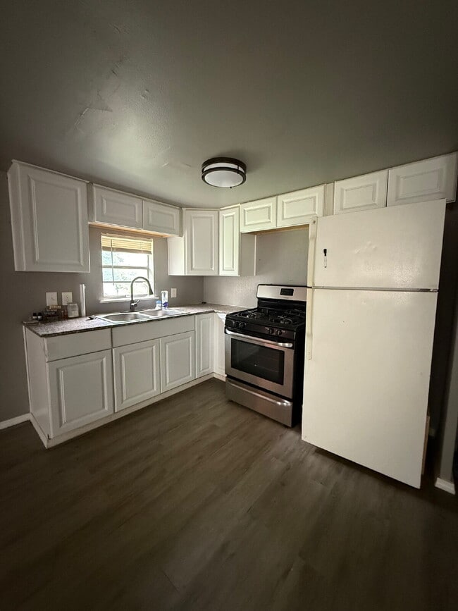 Building Photo - Cozy Living in the Heart of OKC – 1BR Retr...