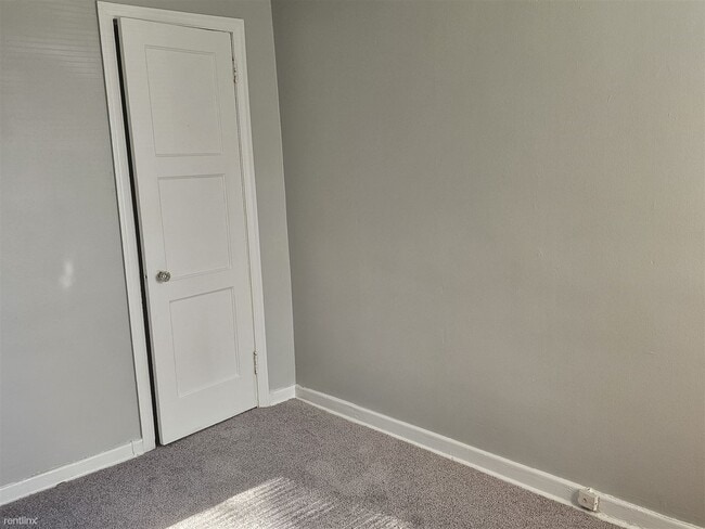 Building Photo - 2 br, 1 bath Duplex - 19735 Meyers Rd 1973...