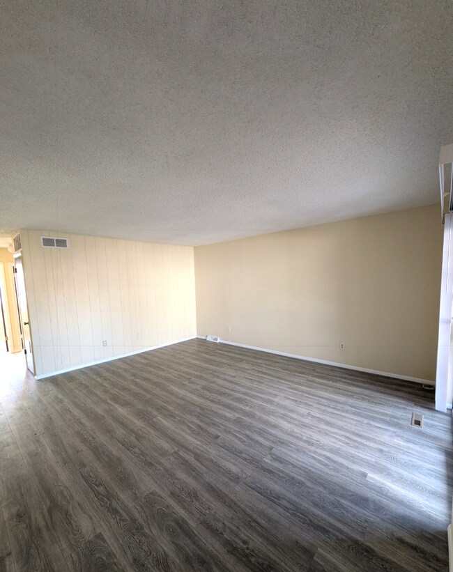 Building Photo - 2 Bed 1 Bath Apartment - New Floors - Attached Garage!