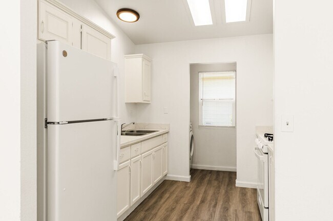 Foto del edificio - Utilities Paid: 3 Bed Laurel District Apar...