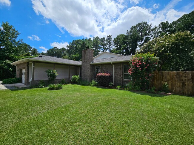 Foto del edificio - Gorgeous 5 Bedroom, 3 Bathroom Home In Cou...