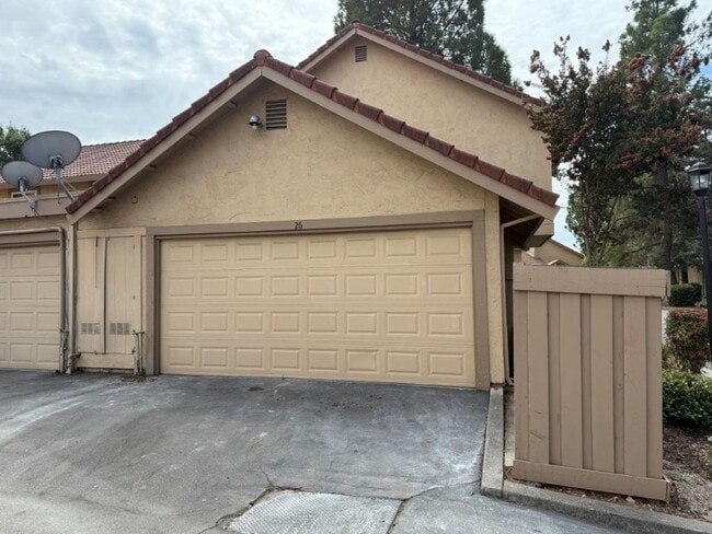 Building Photo - Updated 3 Bedroom 2.5 Bath 2 Story Condo F...