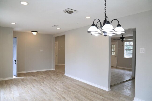 Building Photo - 1507 W Donovan St