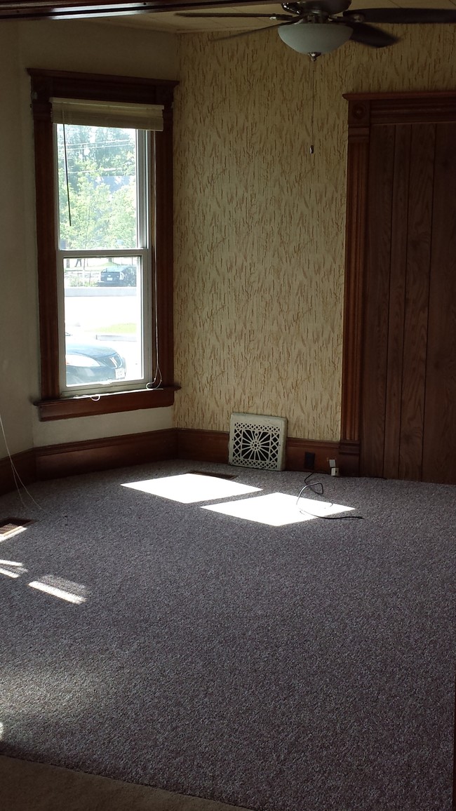 Living Room - 916 Vine St