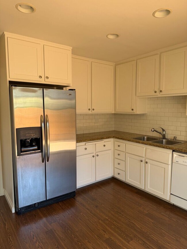 Foto del edificio - Highly Desirable Park Point Loma Townhome!