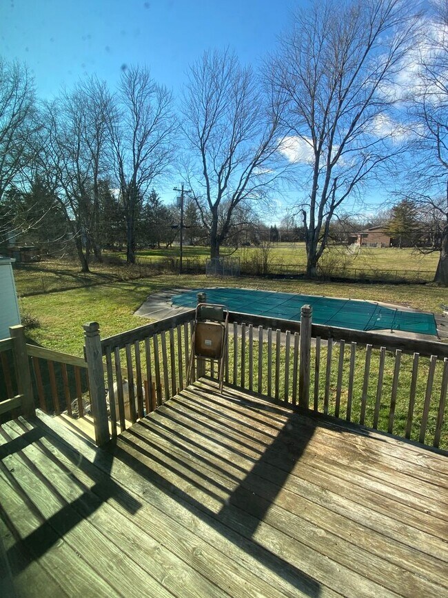 Building Photo - 4 bedroom 2 bathroom single family bi leve...