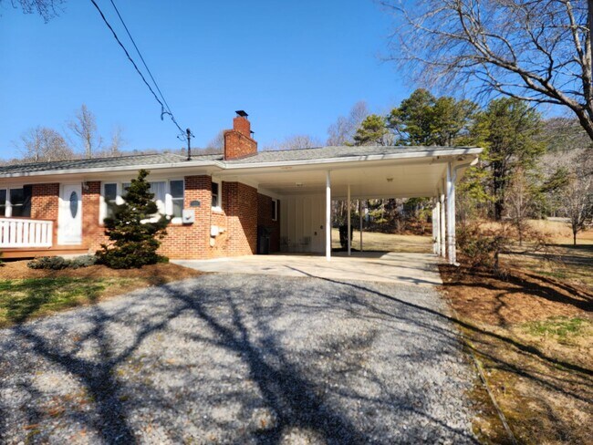 Building Photo - Black Mountain Rental!
