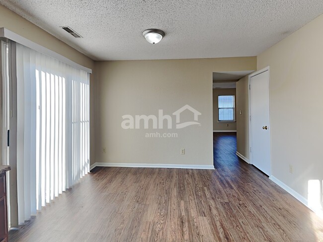 Foto del edificio - 7607 Scatter Woods Ln