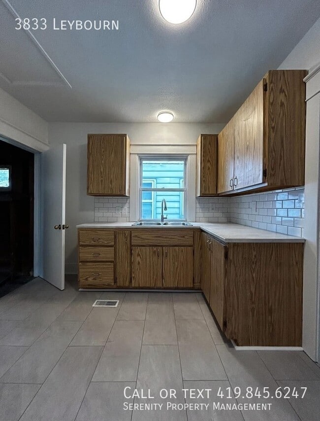 Building Photo - 3833 Leybourn Ave