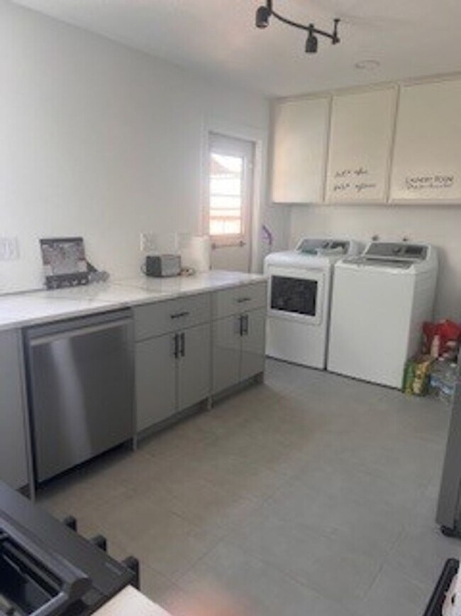 Building Photo - Remodeled in 2025 Home in Peacock Hills 55+