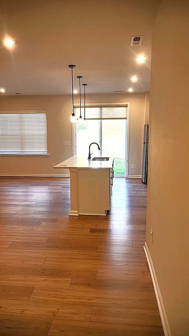 Foto del edificio - Room in Townhome on Grays Ml Rd