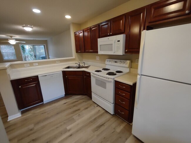 Building Photo - Pristine, move in ready Townhome located i...