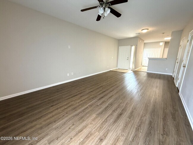 Foto del edificio - 295 Leese Dr