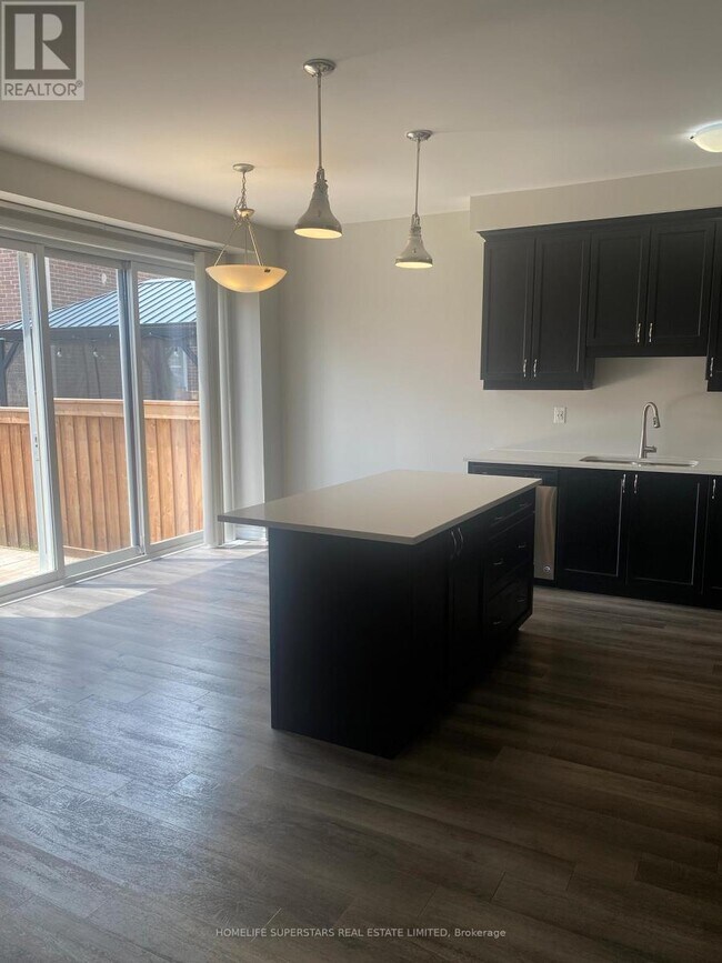 Photo du bâtiment - 975-975 Whitlock Ave