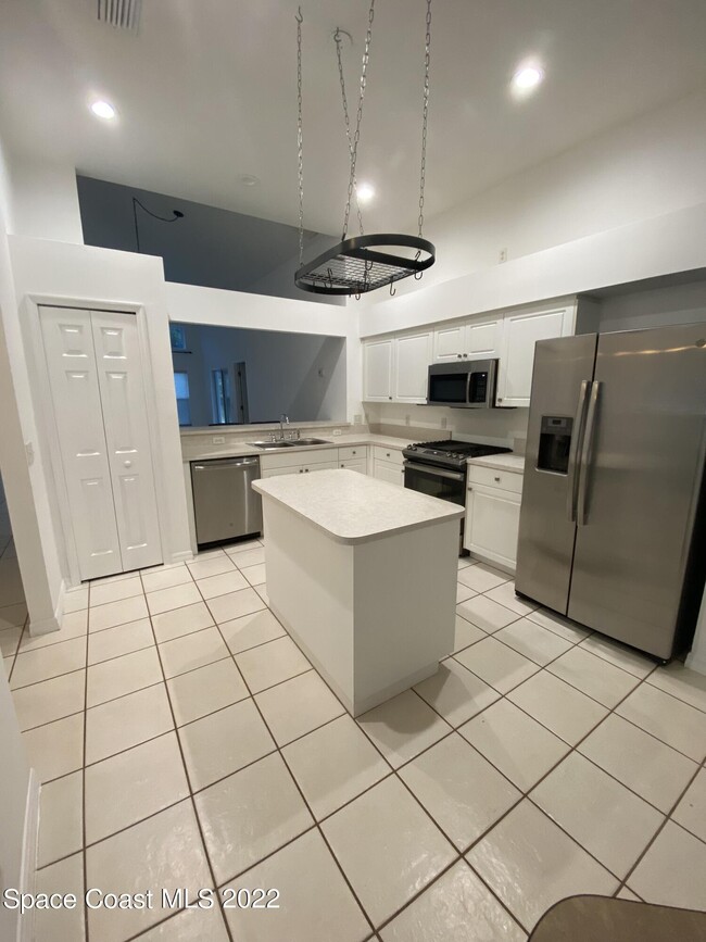 Building Photo - 2071 12 Oaks Dr SE