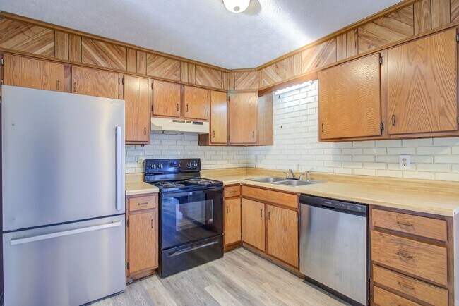 Foto del edificio - 5021 Emerald Dr