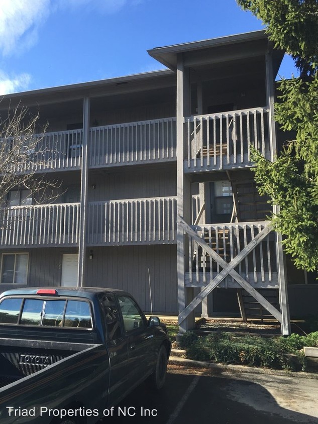 Primary Photo - 521 Meadowview Dr