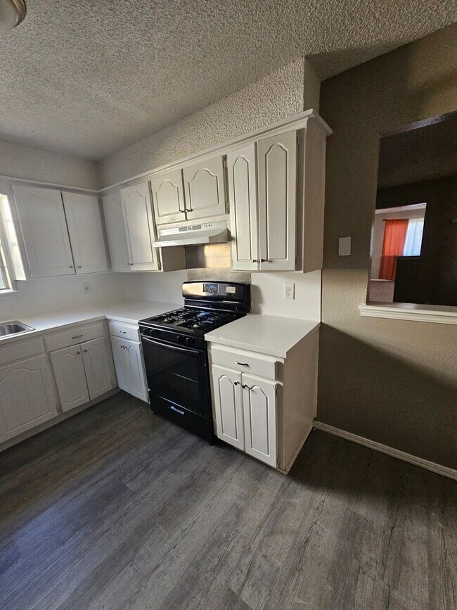 Building Photo - 5 Bedroom House Available in Midwest City