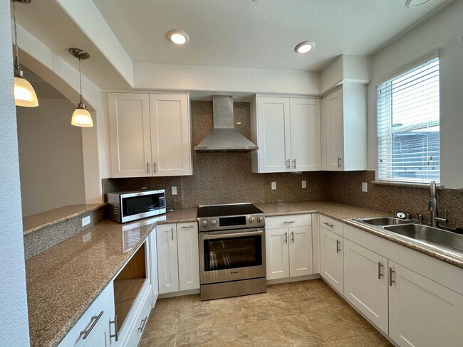 Building Photo - Lovely 2 Bedroom 2.5 Bathroom!