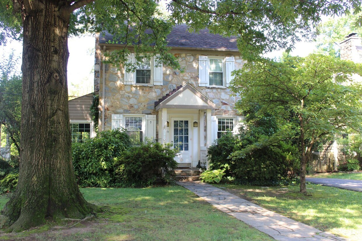 Primary Photo - 2702 Ridge Rd Dr