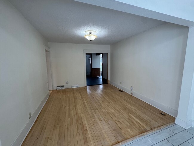 Foto del edificio - Cute Home in Central Bismarck with Huge Garage