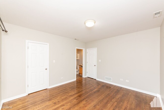 2 br, 2 bath Condo - 1449 W Walton St - 4