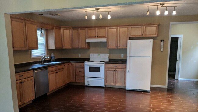 Building Photo - Remodeled 4 bedroom, 2 bath house
