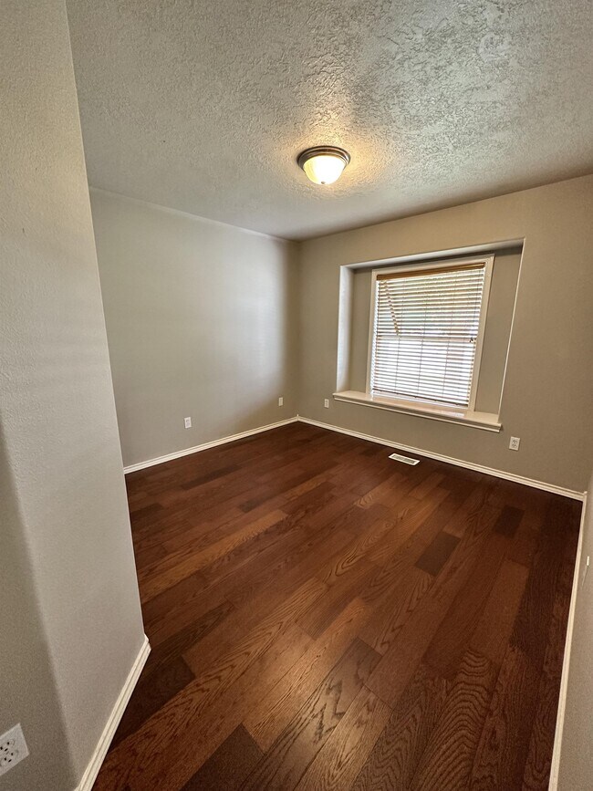 Building Photo - 689 E Huckleberry Ct