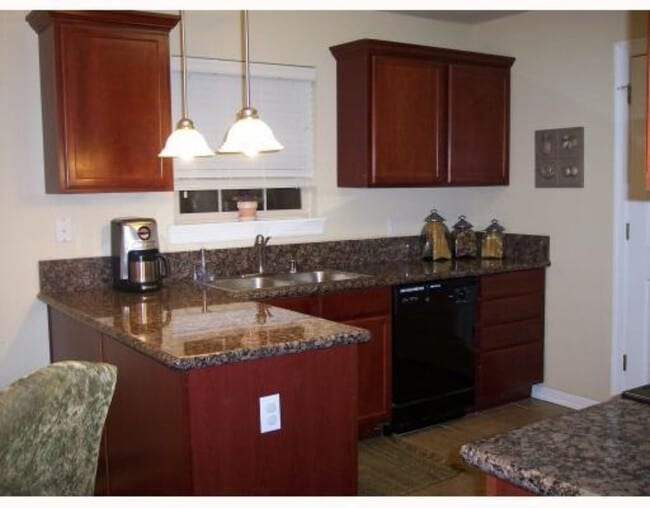 Building Photo - 3 bedroom 2 bath home