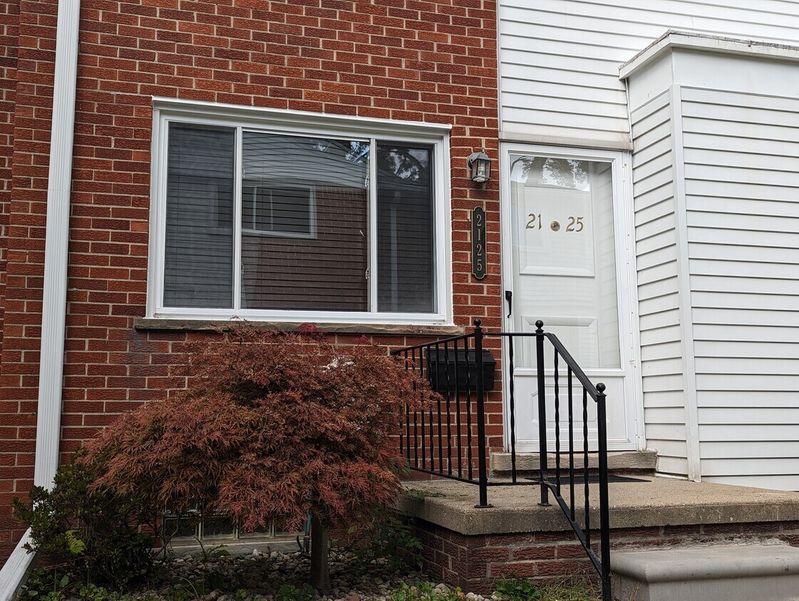2125 Marywood Dr, Royal Oak, MI 48073 Townhome Rentals in Royal Oak