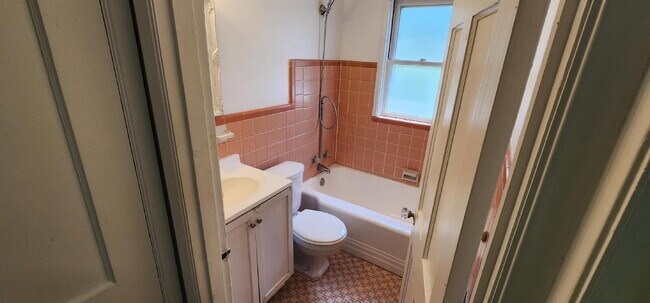 Foto del edificio - Updated Hanley Hills Home with Large Fenced Yard & Full Basement