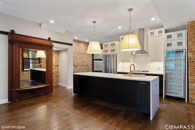 Foto del edificio - 1211 W Addison St