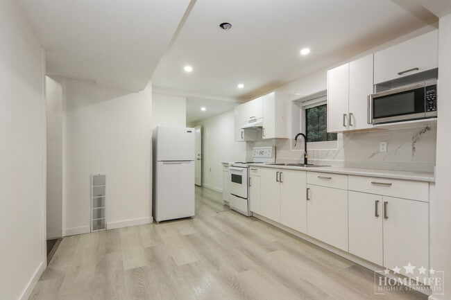 Building Photo - Rare 2 Bedroom Suite  in Great  Sardis Loc...