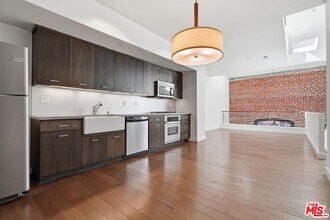 Building Photo - 940 E 2nd St