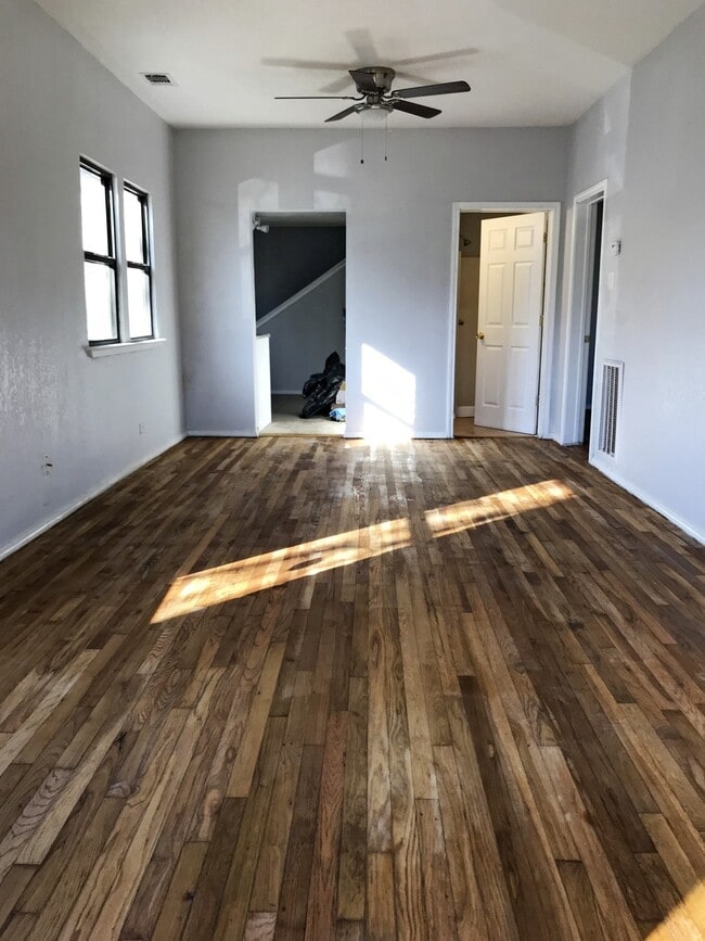 Building Photo - 527 Essex St