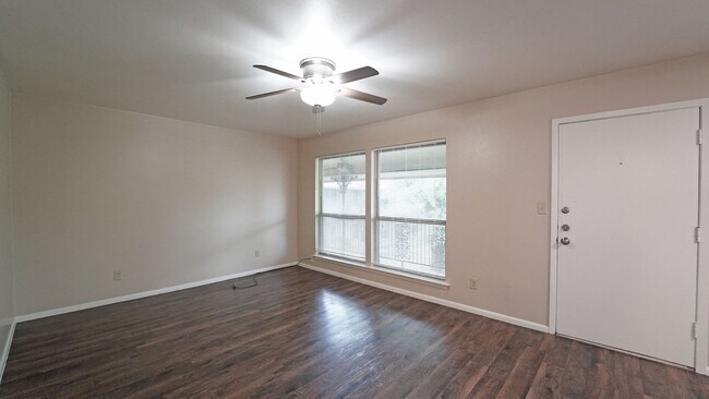 Foto del edificio - FOR LEASE! 2 Bedroom - 1 Bath - Upstairs U...