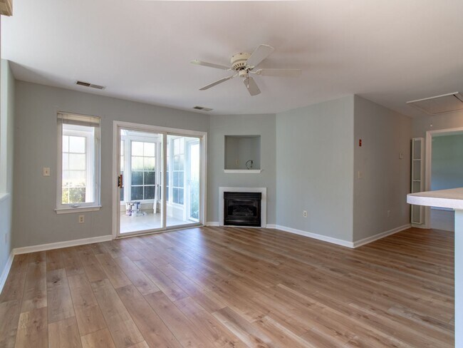 Foto del edificio - 159 Lakeside Dr