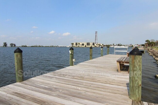 Foto del edificio - 3799 S Banana River Blvd
