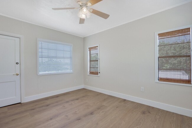 Building Photo - 359 Greenbriar Dr